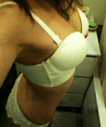 Сочная красотка с радостью пригласит в гости для удовлетворения всех желаний. Жду состоятельного мужчину для приятного времяпровождения. Обещаю, ты не пожалеешь! 9377, 24 года